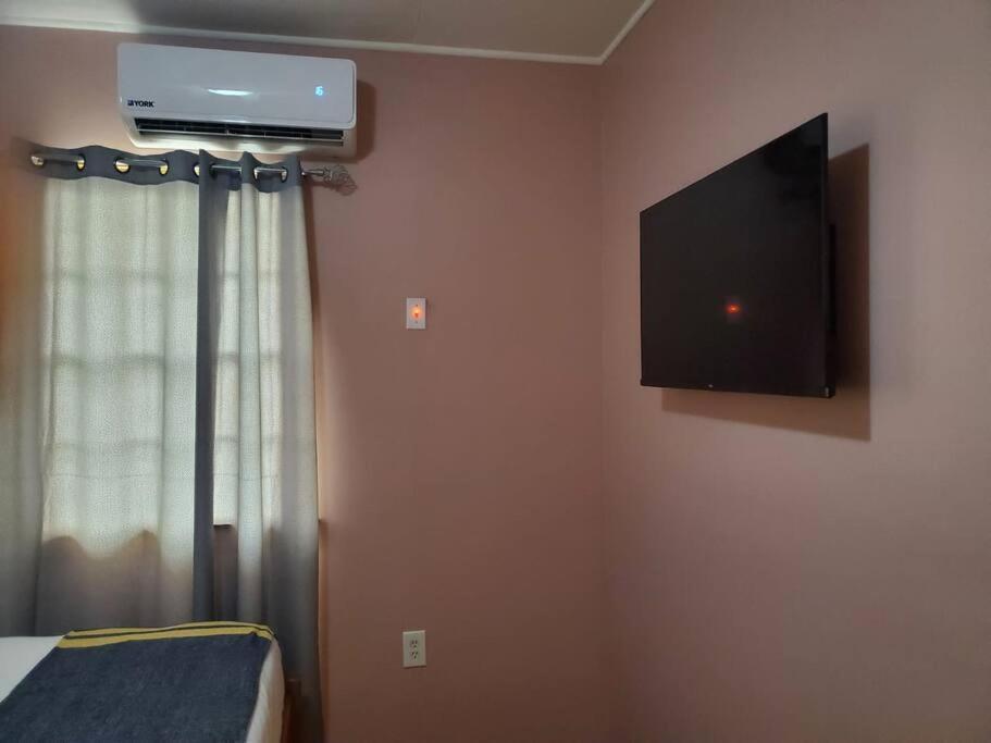 Upstairs 2 Bedroom Avalon Regia Apartment 조지타운 외부 사진