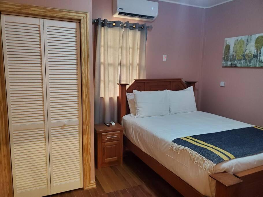 Upstairs 2 Bedroom Avalon Regia Apartment 조지타운 외부 사진