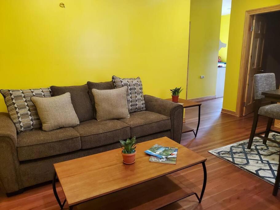 Upstairs 2 Bedroom Avalon Regia Apartment 조지타운 외부 사진