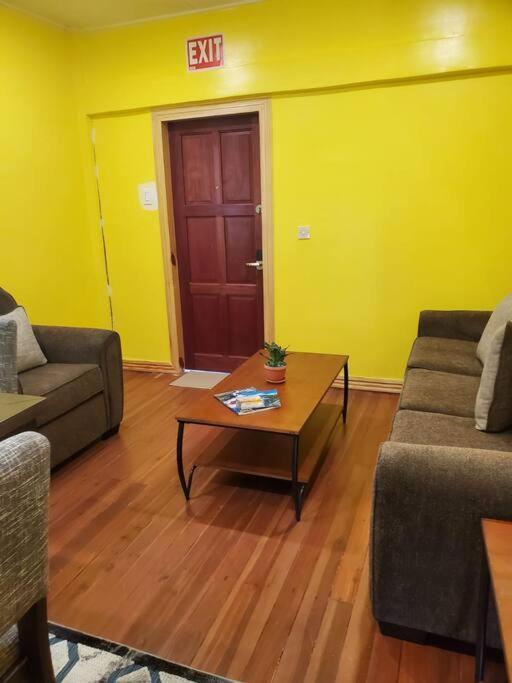 Upstairs 2 Bedroom Avalon Regia Apartment 조지타운 외부 사진